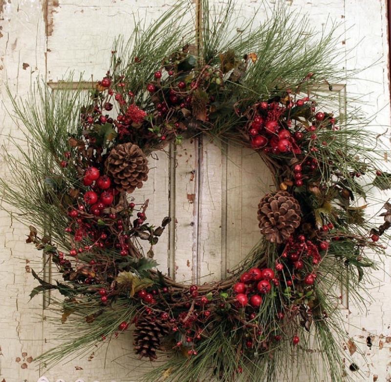 15 Christmas Wreath Ideas - Berry and Pinecone Wreath