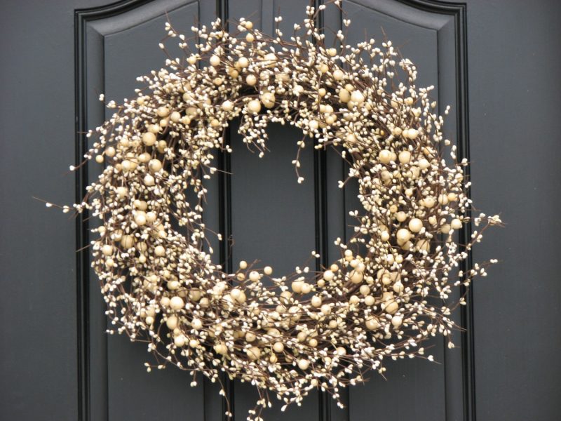 15 Christmas Wreath Ideas - White Berry Wreath