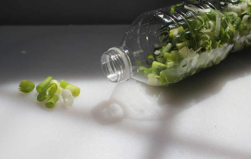  Chop green onions and put them into a dry plastic water bottle and freeze them, then you can use them as needed.